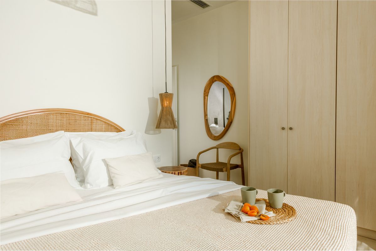 Luxurious double bedroom with private bathroom at Villa Mulberry