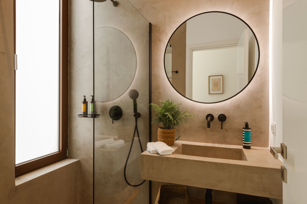 Ensuite bathroom with contemporary design at Villa Mulberry